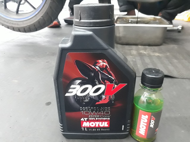 Nhớt chiết lẻ motul 300v 10w40 100ml - 1