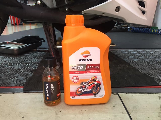 Nhớt chiết lẻ repsol racing 10w40 100ml - 1