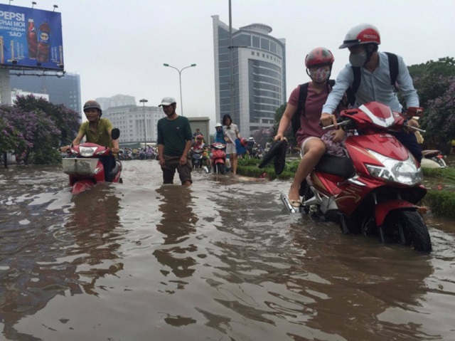 Chạy xe máy qua vùng nước ngập có cần phải thay nhớt - 2