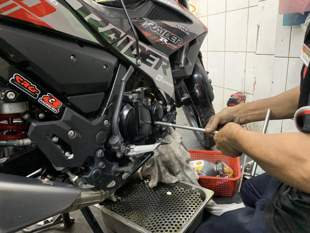 Dung tích nhớt xe suzuki raider bao nhiêu nên thay loại nào tốt - 2