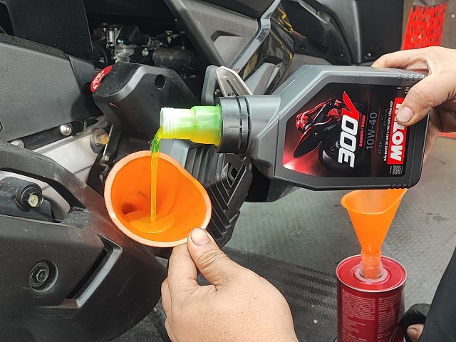 Nhớt motul 300v giá bao nhiêu - 2
