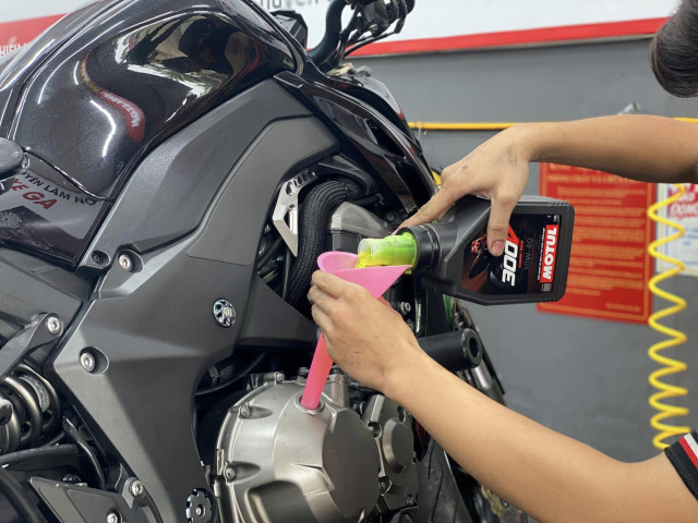 Z1000 thay nhớt motul 300v racing road giá bao nhiêu tiền - 3
