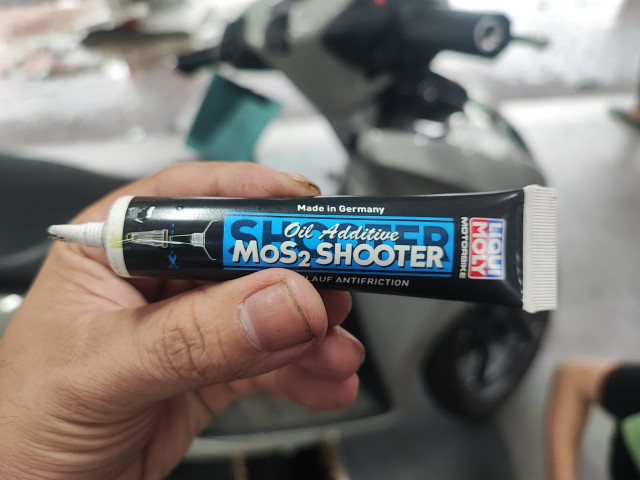 Phụ gia nhớt động cơ mos2 shooter liqui moly - 1