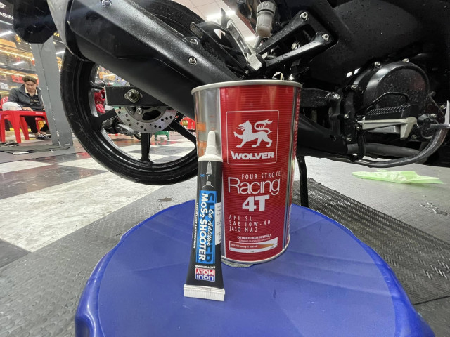 Phụ gia nhớt động cơ mos2 shooter liqui moly - 2