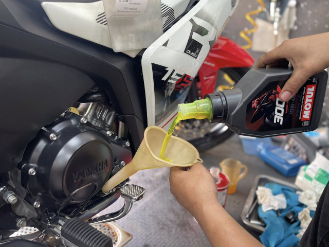 Exciter 155 thay nhớt motul 300v racing road đi được bao nhiêu km - 3