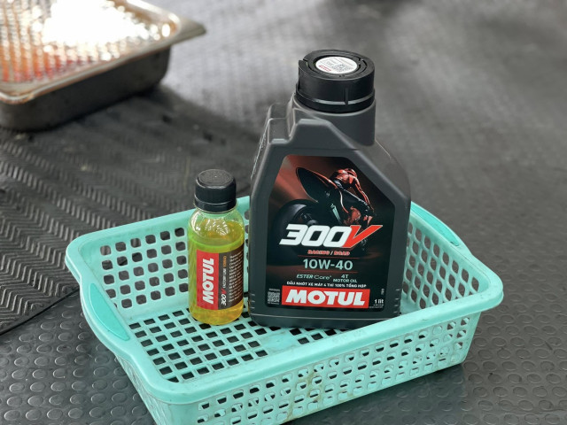 Winner x thay nhớt motul 300v racing road giá bao nhiêu tiền - 2