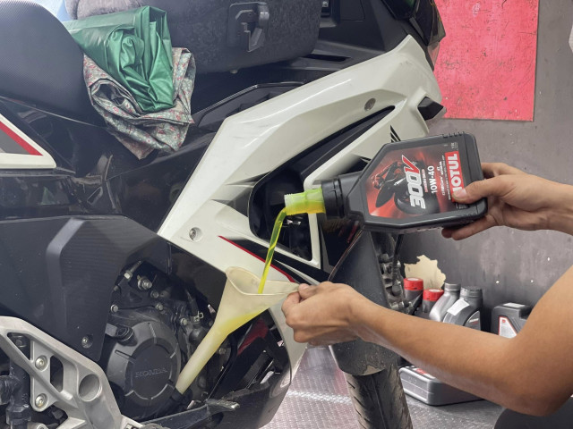Winner x thay nhớt motul 300v racing road giá bao nhiêu tiền - 3
