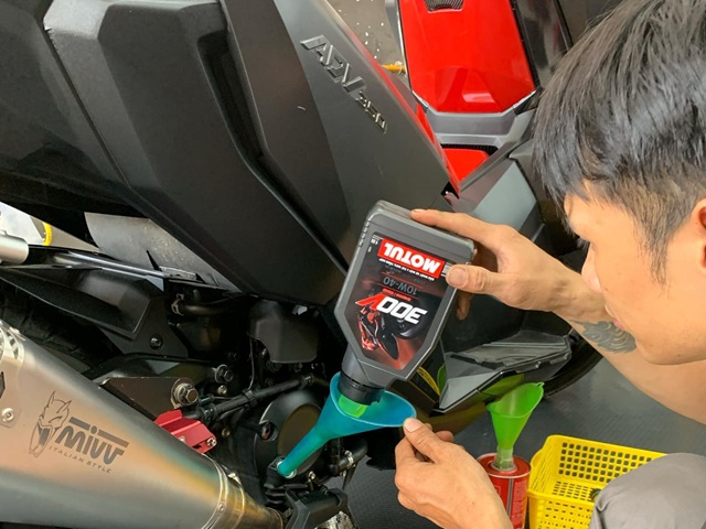 Honda adv350 thay nhớt motul 300v racing road có được không - 2