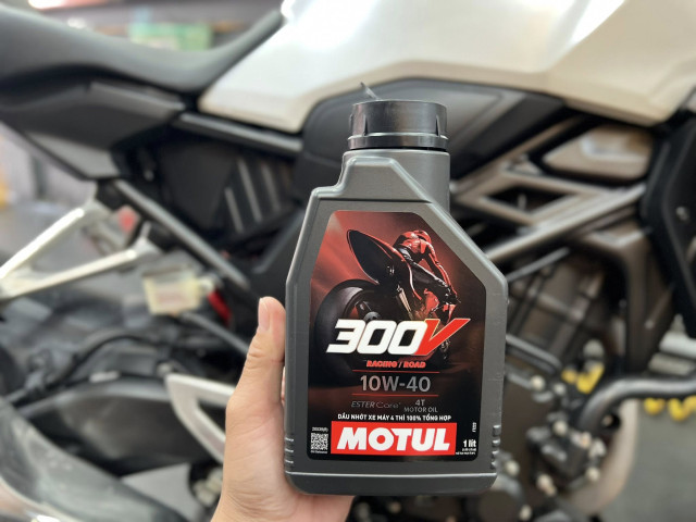 Cb300r thay nhớt motul 300v 10w40 giá bao nhiêu tiền - 2