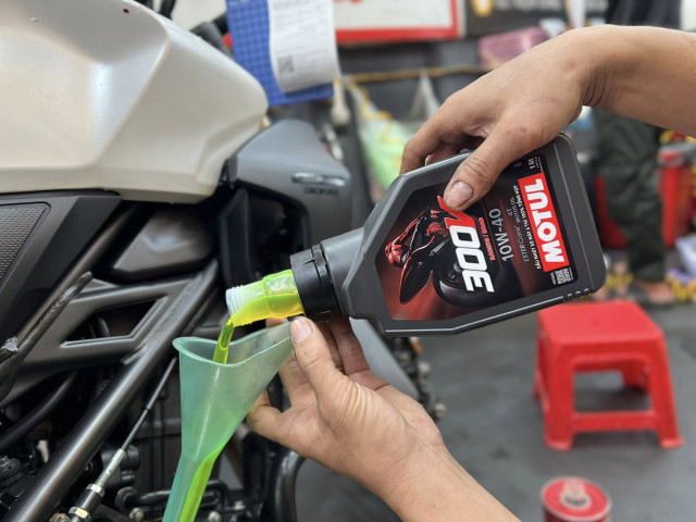 Cb300r thay nhớt motul 300v 10w40 giá bao nhiêu tiền - 3