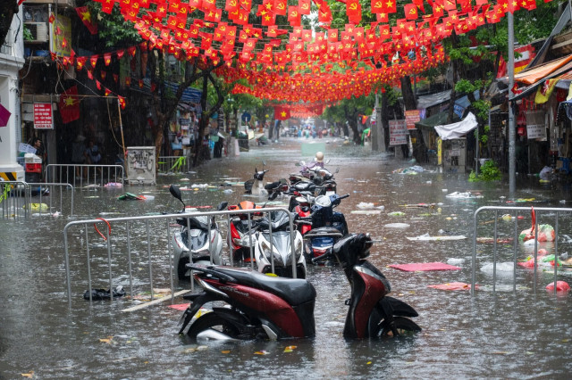 Cách nhận biết nước vào nhớt xe tay ga sau khi bị ngập nước - 2