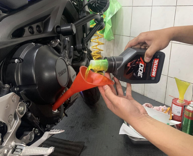 Mt-09 thay nhớt motul 300v racing road giá bao nhiêu tiền - 3