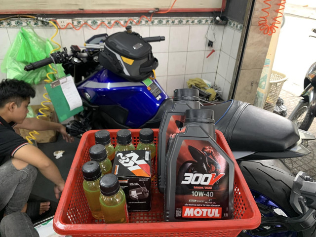 Mt-09 thay nhớt motul 300v racing road giá bao nhiêu tiền - 2