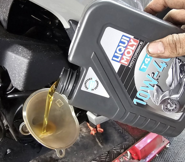 Lambretta x300 thay nhớt liqui moly t410 scooter 10w40 có tốt không - 3