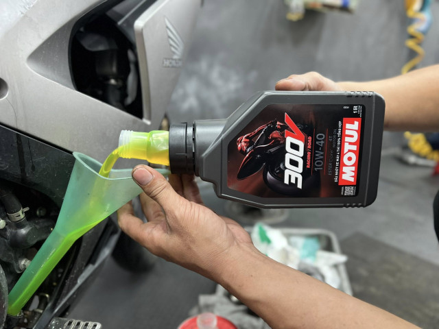 Winner r thay nhớt motul 300v racing road giá bao nhiêu tiền - 3