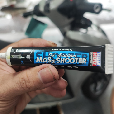 Phụ gia nhớt động cơ MOS2 Shooter Liqui Moly
