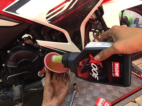 Exciter 150 xài nhớt Motul 300V chạy bao nhiêu km thì thay nhớt?